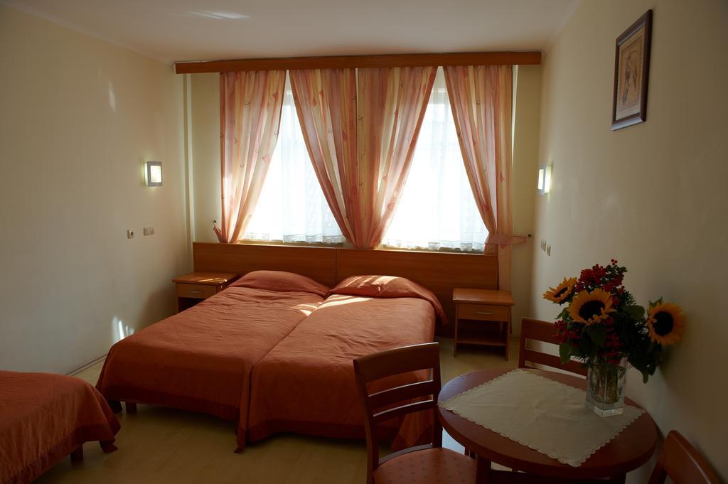 Hotel Sutoris Bochnia Quarto foto